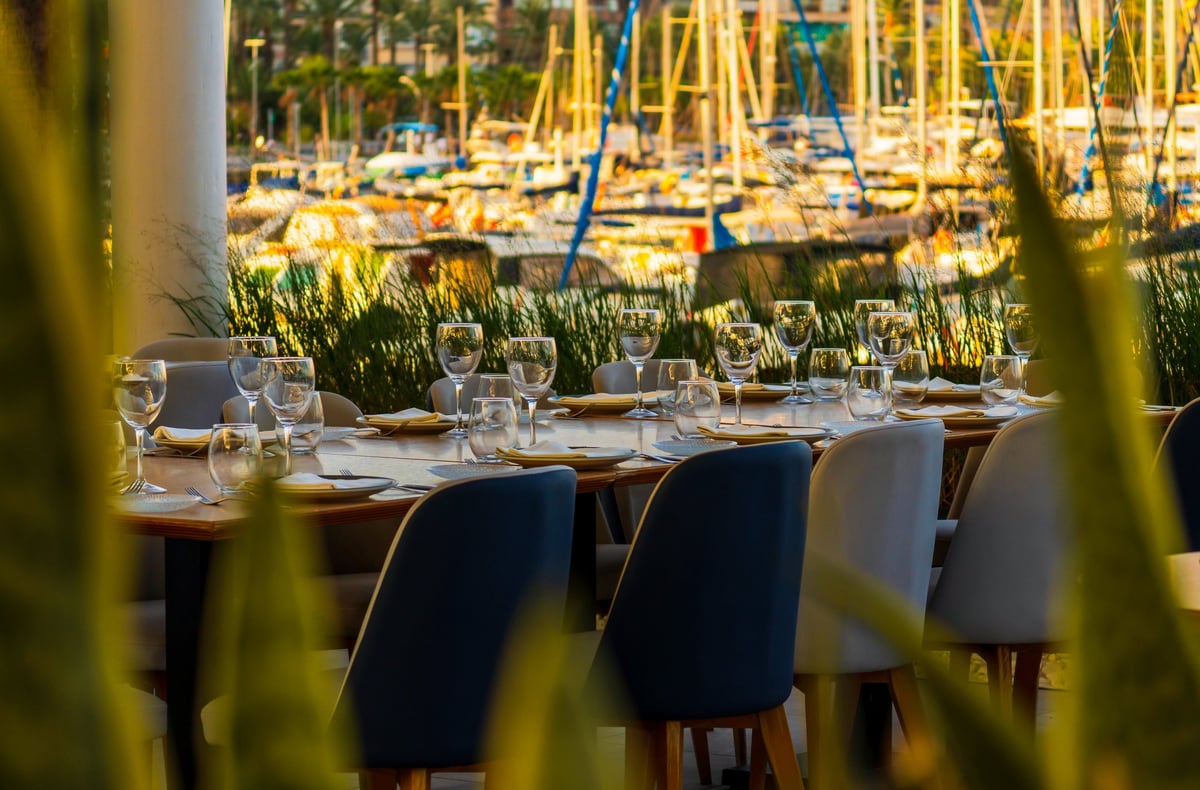 Tafels aan de haven, klaar voor een borrel