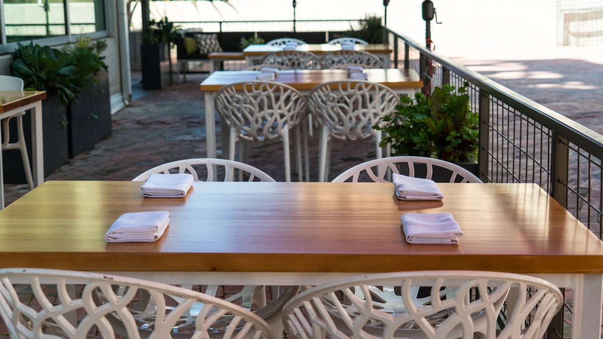 Gedekte tafels met servetten, klaar voor gasten