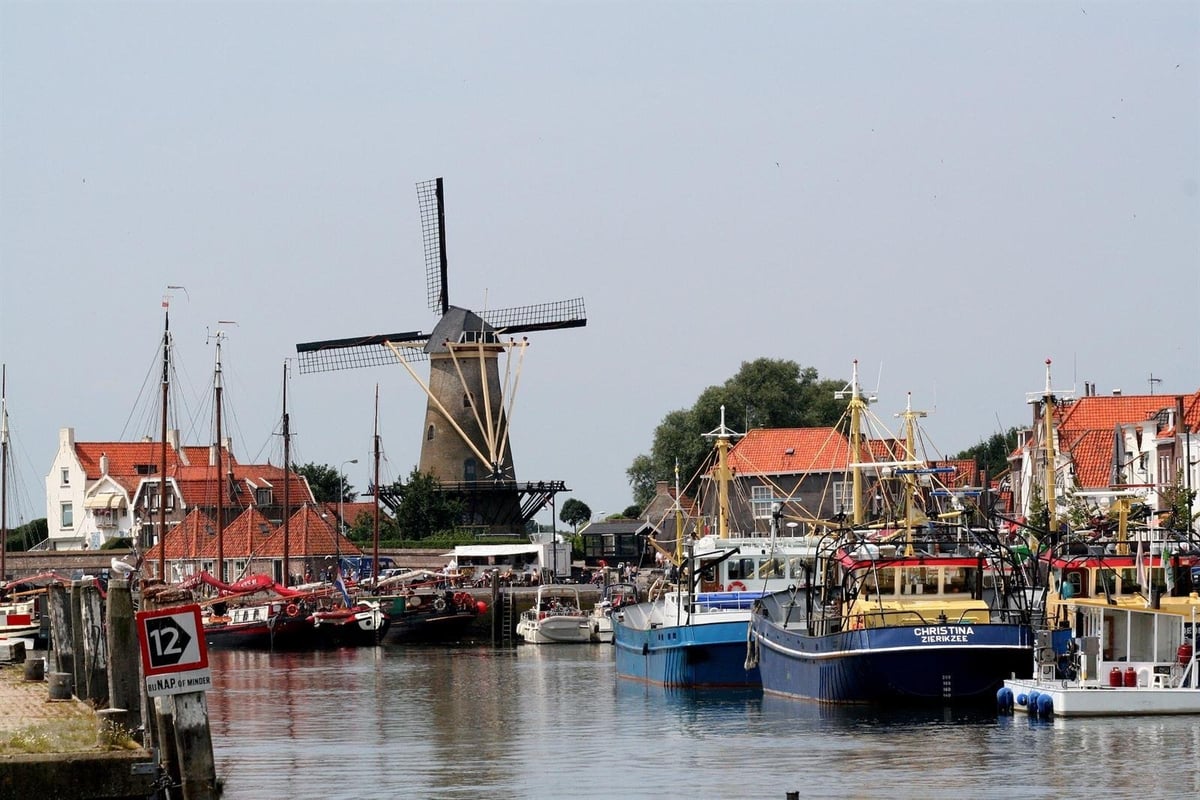Havenkanaal van Zierikzee met zeilboten en historische panden